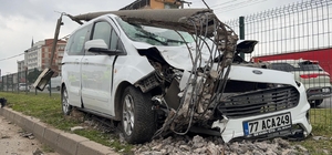 Bursa’da direğe çarpan otomobildeki, 2 kişi yaralandı