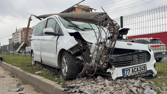 Bursa'da direğe çarpan otomobildeki, 2 kişi yaralandı