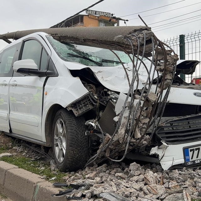 Bursa'da direğe çarpan otomobildeki, 2 kişi yaralandı