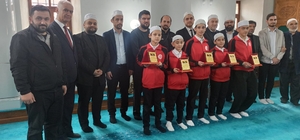 Küçük hafızlar plaket ile ödüllendirildiler