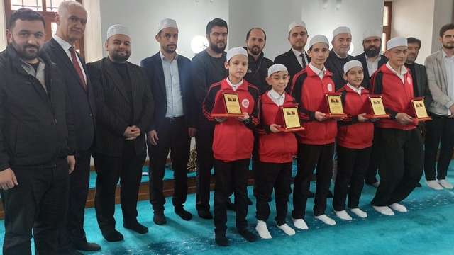 Küçük hafızlar plaket ile ödüllendirildiler