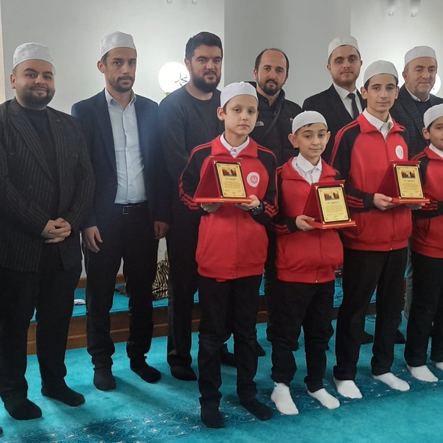 Küçük hafızlar plaket ile ödüllendirildiler