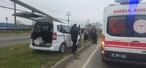 Hafif ticari araç refüjdeki aydınlatma direğine çarptı; 2 yaralı