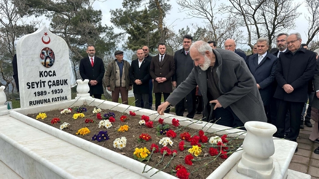 Seyit Onbaşı, mezarı başında anıldı