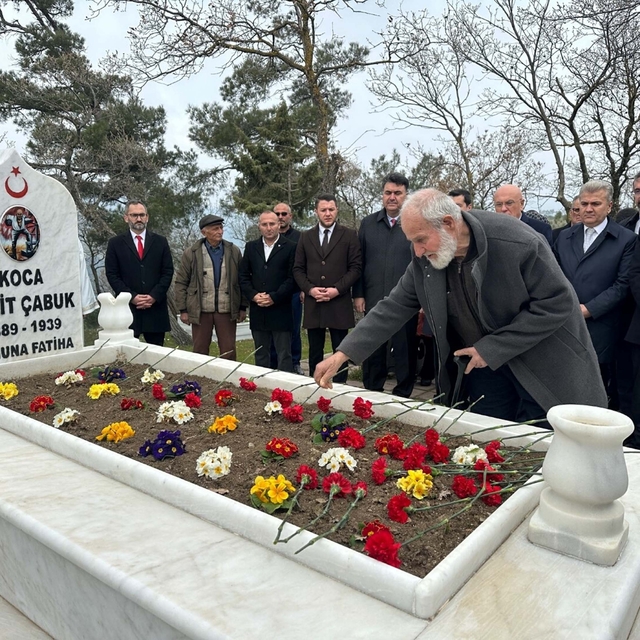 Seyit Onbaşı, mezarı başında anıldı
