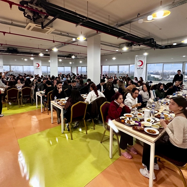 Türk Kızılay Manisa'da ramazan ayı boyunca 85 bin kişiye iftar verdi