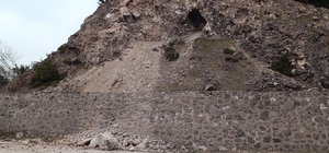 Tokat'ta kaya parçalarının düştüğü yolda ulaşım kontrollü sağlanıyor