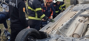 Hafif ticari araç şarampole yuvarlandı; baba ve kızı hayatını kaybetti