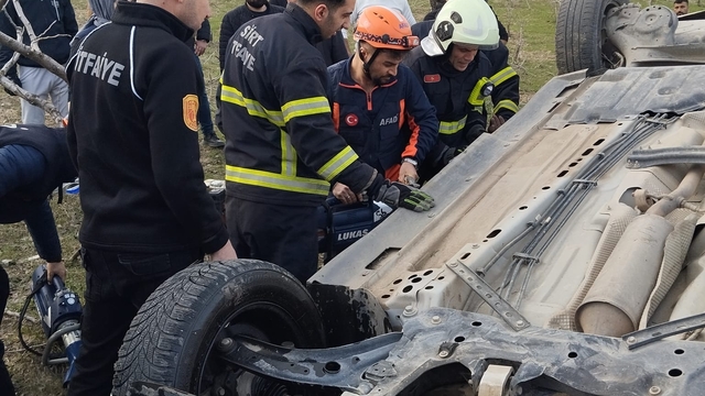 Hafif ticari araç şarampole yuvarlandı; baba ve kızı hayatını kaybetti
