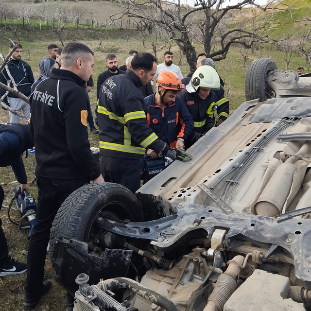 Hafif ticari araç şarampole yuvarlandı; baba ve kızı hayatını kaybetti