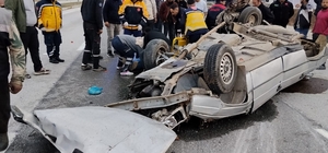 Çorum'da otomobil elektrik direğine çarpıp takla attı: 3 yaralı