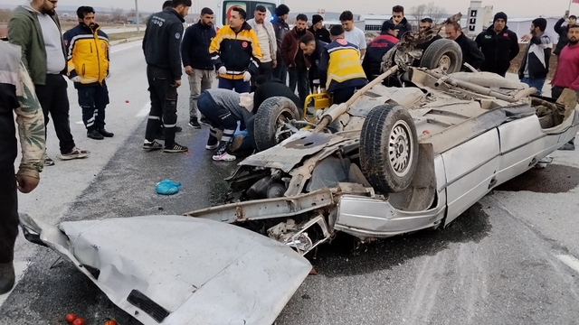 Çorum'da otomobil elektrik direğine çarpıp takla attı: 3 yaralı