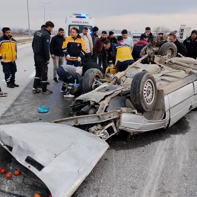 Çorum'da otomobil elektrik direğine çarpıp takla attı: 3 yaralı