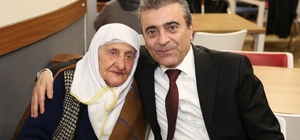 Erzurum'da sağlıkçılar iftarda "koca çınarların" gönlünü kazandı