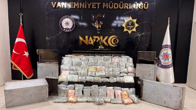 Van'da çekici ve dorsesinde 68 kilo 500 gram skunk ele geçirildi; 4 tutuklama