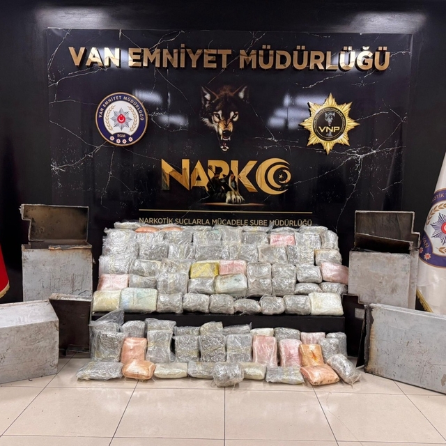 Van'da çekici ve dorsesinde 68 kilo 500 gram skunk ele geçirildi; 4 tutukla...