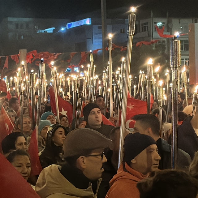 Meşaleler Çanakkale şehitleri için yandı