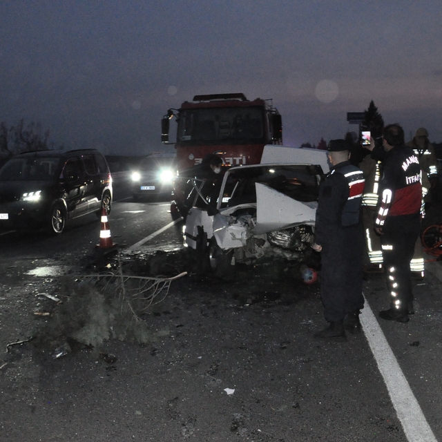 Manisa'da feci kaza: 2 ölü, 5 yaralı