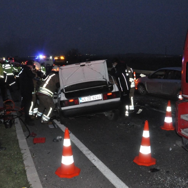 Otomobil karşı şeride geçti: 2 ölü, 5 yaralı