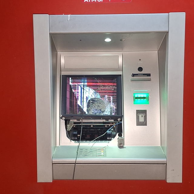 Adana'da ATM'ye zarar veren şüpheli yakalandı; olay anı kamerada