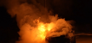 Bayram için yeğeninden emanet aldığı araç alev alev yandı