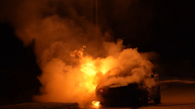 Bayram için yeğeninden emanet aldığı araç alev alev yandı