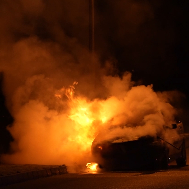 Bayram için yeğeninden emanet aldığı araç alev alev yandı