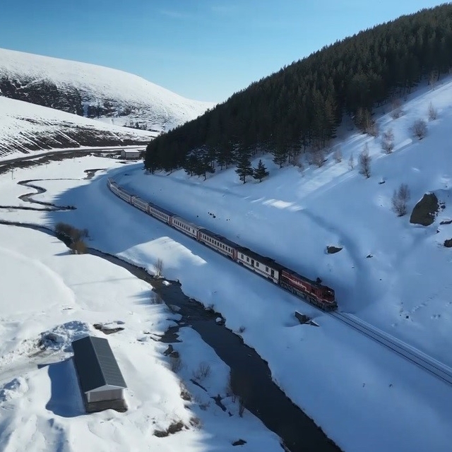Kars'ta Doğu Ekspresi'ne yoğun ilgi: Vatandaşlar bayram tatili için masalsı...