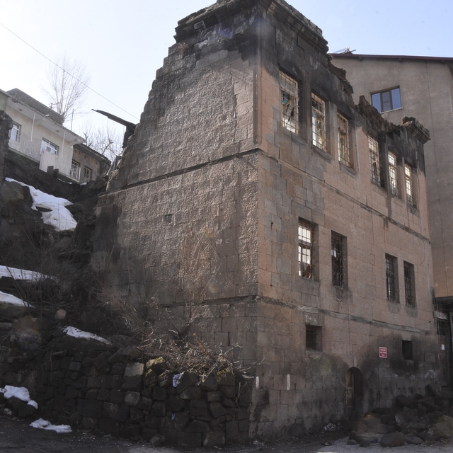 Bitlis'te tarihi evler kışın ardından alarm veriyor