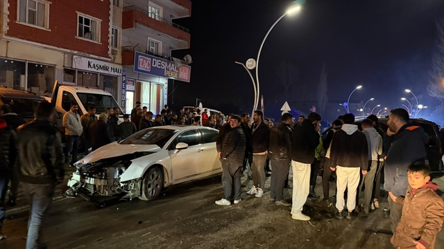 Muradiye'de otomobil ve kamyonet çarpıştı: 2 yaralı