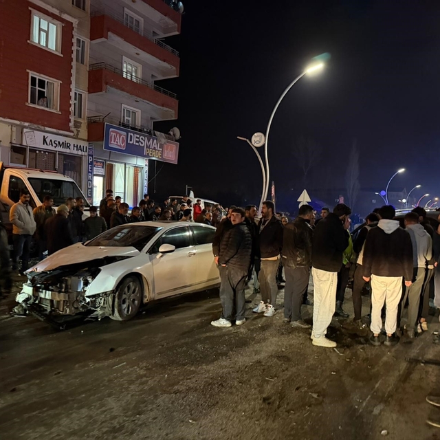 Muradiye'de otomobil ve kamyonet çarpıştı: 2 yaralı