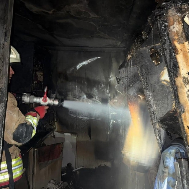 Alevlere teslim olan konteyner yanarak kullanılamaz hale geldi