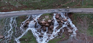 Hakkari'de asfaltın ortasından su pınarı fışkırdı