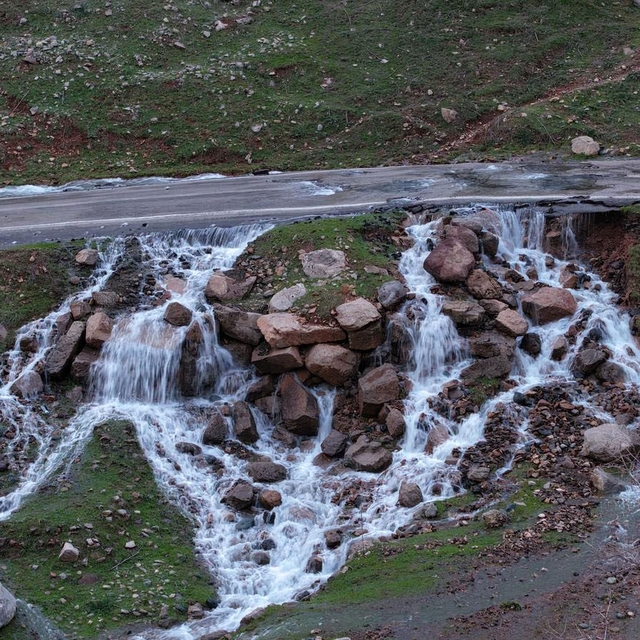 Hakkari'de asfaltın ortasından su pınarı fışkırdı