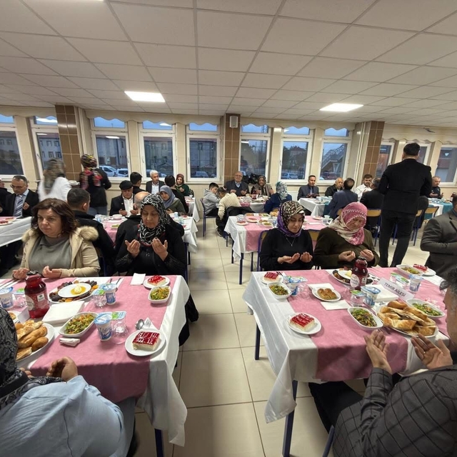 Tomarza'da şehir aileleri ve gaziler iftarda buluştu