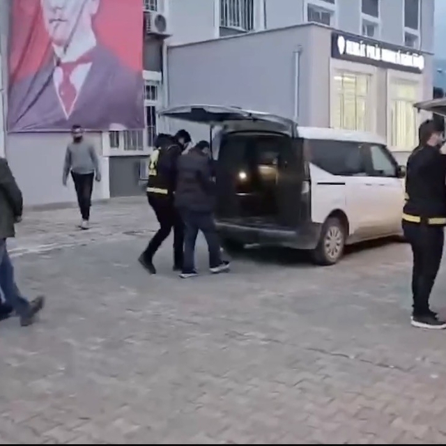 Bursa'da 3 kişinin yaralandığı çatışmanın failleri yakalandı
4 şüpheli tutu...