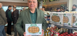 BESAŞ'tan uygun fiyata bayramlık cevizli baklava BESAŞ'ın bayram baklavaları yok satıyor Bursa Büyükşehir Belediyesi'nin iştiraki BESAŞ tarafından satılan cevizli baklavalar bayram öncesi kısa sürede tükendi