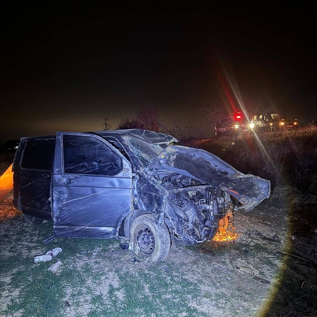 Ağaca çarpan kamyonette 4 kişi yaralandı