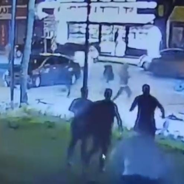 Motosikletlinin metrelerce sürüklendiği feci kaza kamerada