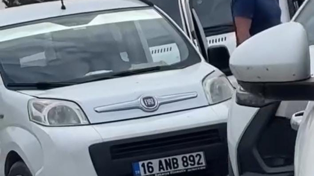 Bursa'da trafikte yol verme kavgası kamerada