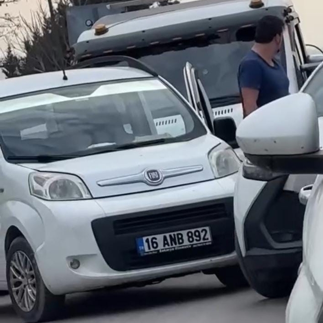 Bursa'da trafikte yol verme kavgası kamerada