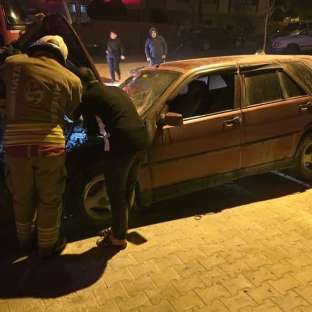 İskenderun'da otomobiL yangını