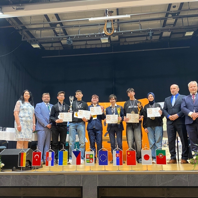 Bursalı öğrencilerden Çekya'da robotik başarısı