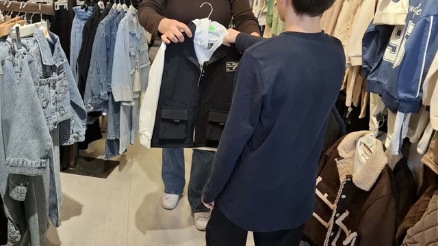 Çamdibi'nin Ömür Ablası'ndan çocuklara bayram hediyesi