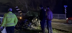 Cip, köprü korkuluklarına çarptı; 2 yaralı