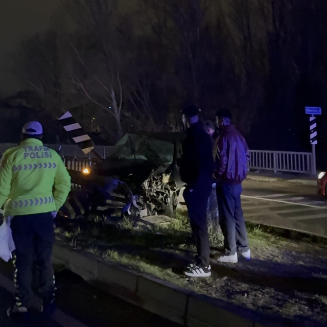 Cip, köprü korkuluklarına çarptı; 2 yaralı