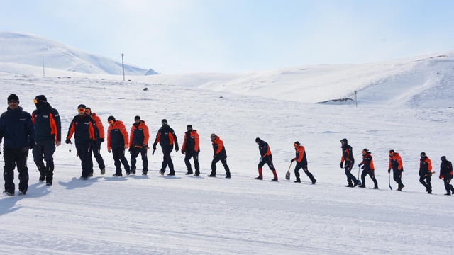 Arama kurtarma teknisyenlerine 'life beep' cihazıyla arama-kurtarma eğitimi
