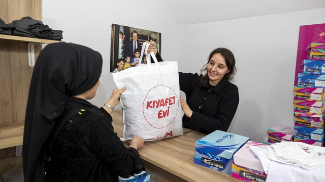 Mersin'de dar gelirli ailelerin çocuklarına bayramlık desteği