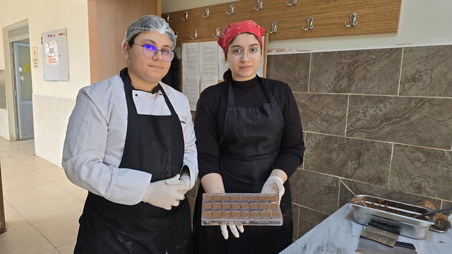 Lise öğrencileri hem meslek öğreniyor hem para kazanıyor
