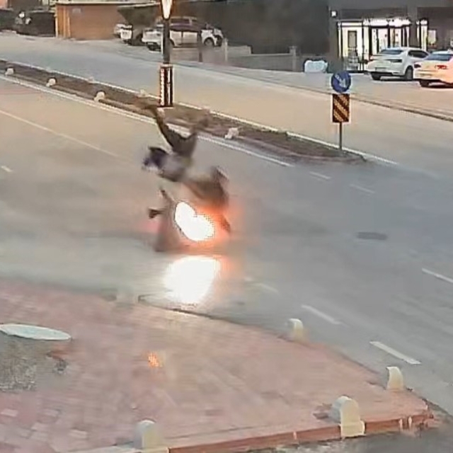 Motosikletin yayayı havaya uçurduğu an kameraya yansıdı: 2 yaralı
